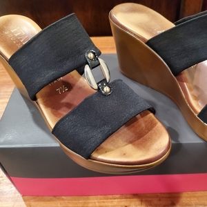 BLACK SANDALS WITH BROWN WEDGE